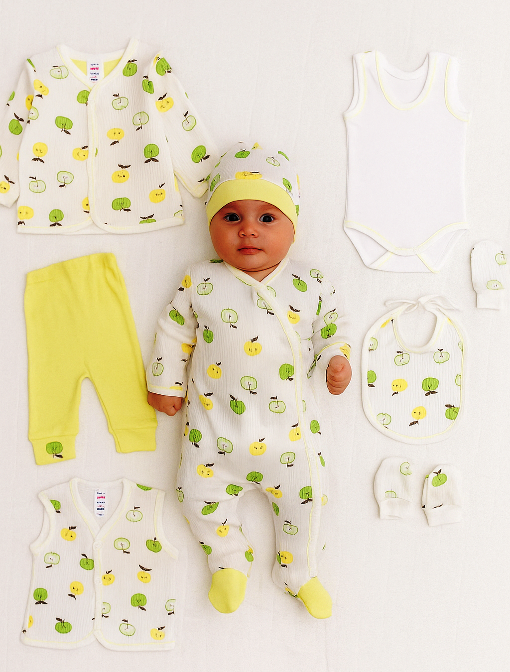 8-piece newborn baby clothing gift set with apple design in 100% cotton

